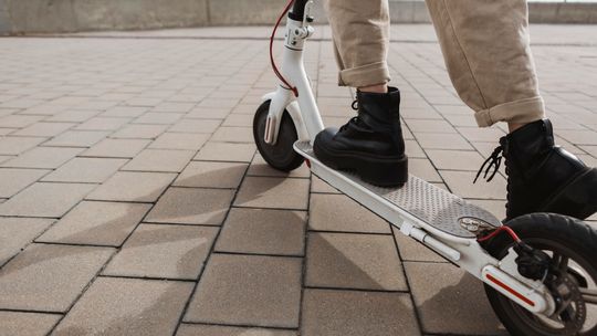 Pijany kierowca potrącił dziecko jadące hulajnogą. Miał 0.5 promila alkoholu w organizmie.