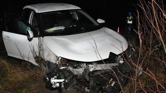 Stracił panowanie nad samochodem, 27-latek wjechał w betonowy przepust