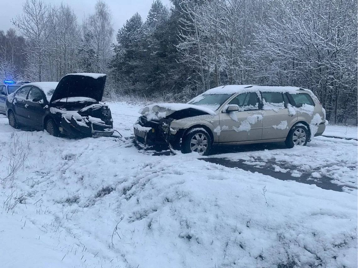 Zderzenie Forda z dwoma autami, policjanci apelują o ostrożność na drodze.